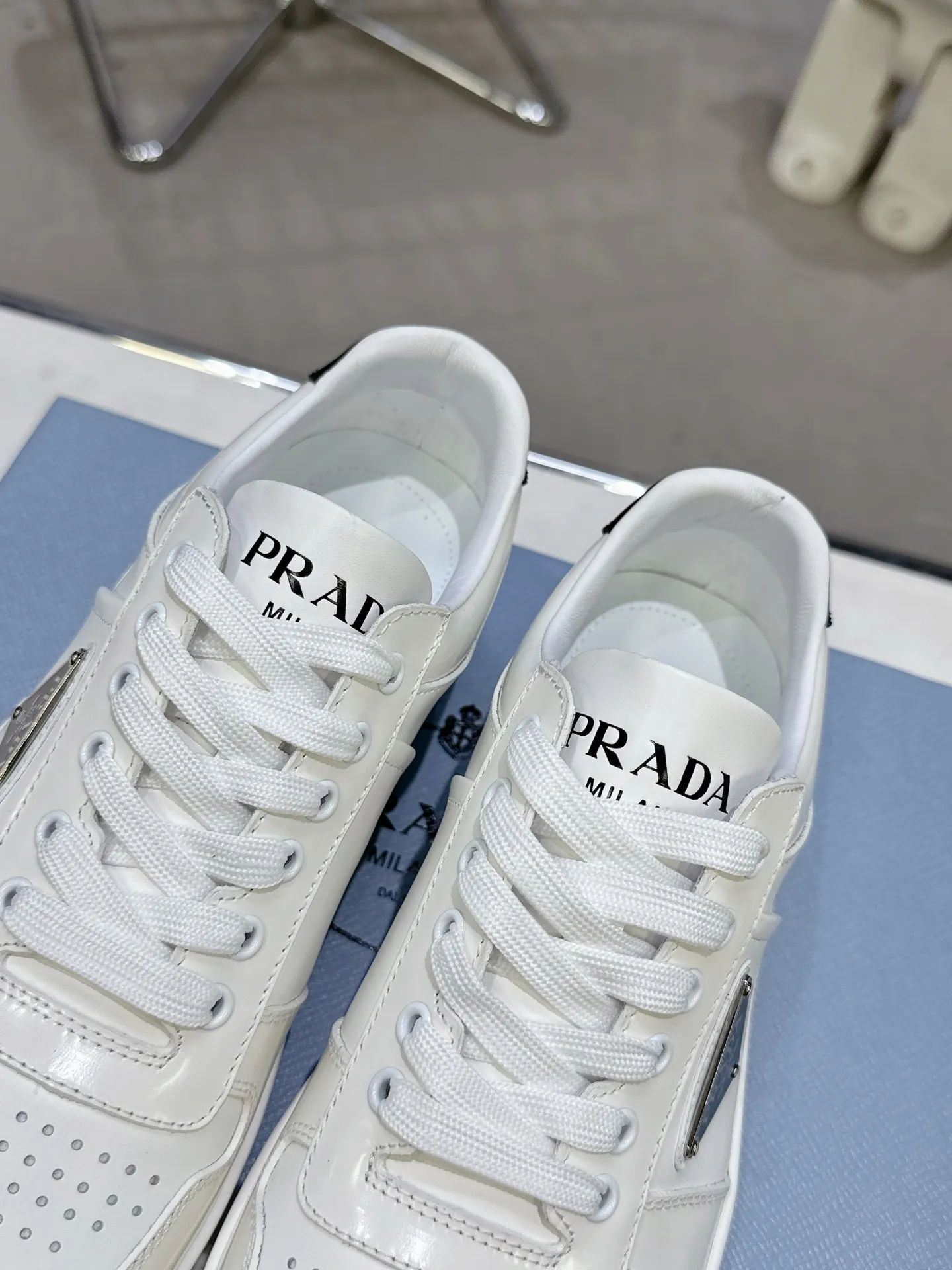 👟👟Ex-factory price 580👟👟 Couple style Prada Latest Downtown Bold series Triangle logo Casual sneakers White shoes Original purchase, development and production Downtown Bold sneakers are inspired by the basketball shoes of the 1980s, with a sporty design and exquisite details. Crafted from perforated leather, the statement platform sole provides a unique, modern style. The Prada logo is interpreted from different angles, decorated with the iconic enameled triangular metal logo, highlighting the unique classic style. Exquisite packaging at the delivery counter🛍📦 ▪️Fabric: Original custom imported first-layer cowhide ▪️Lining: Original imported soft sheepskin ▪️Outsole: Original open-molded rubber bottom material ▪️Size: Women's 35-40 Men's 39-45